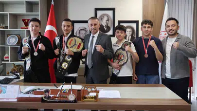 Ringlerin yeni yıldızları Niğde’den çıktı: Genç dövüşçüler hem okulda hem profesyonel arenada fırtına gibi esti