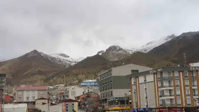 Başkale'de mevsim şaştı: Mayıs ayında lapa lapa kar sürprizi