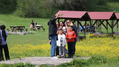 Abant’ta bayram bereketi: Yağmur dindi, doğa tutkunları göl kenarına akın etti