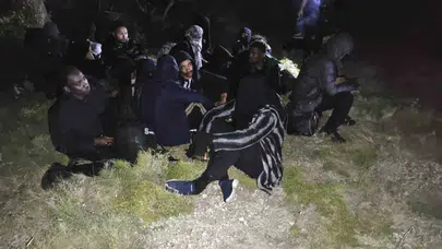 Çeşme kıyılarında gece yarısı operasyonu: 29 kaçak göçmen yakalandı