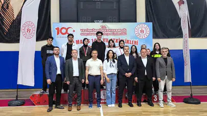Vezirköprü’de kürsü gençlerin oldu: Fikirlerin çarpıştığı münazarada şampiyon belli oldu