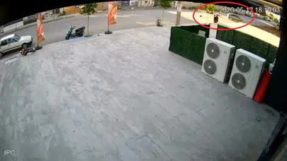 Diyarbakır’da dehşet anları: Dönüş yapan otomobile çarpan motosikletli yola savruldu