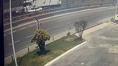 Ölümden döndü: İki dev tırın arasında ezilen araçtan mucizevi kurtuluş