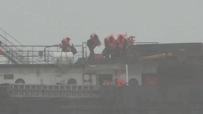 8 mürettebat mahsur kaldı: Fırtınanın ortasında roketli kurtarma operasyonu