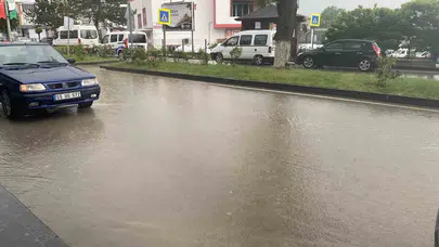 Samsun’da gökyüzü boşaldı: Kavak ilçesinde cadde ve sokaklar göle döndü