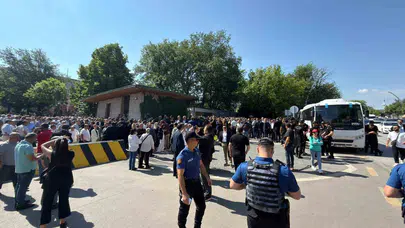 CHP'de grup toplantısı krizi: Meclis kapısında taraflar birbirine girdi
