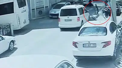 Çorlu’da dehşet anları: Kavşakta otomobile çarpan motosikletli metrelerce sürüklendi