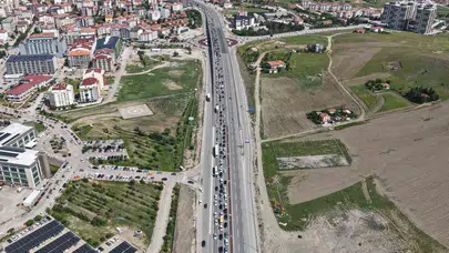 Kilit kavşakta bayram dönüşü mesaisi: Sürücüler saatlerce yolda kaldı