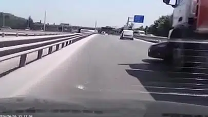 Dehşet anları saniye saniye kaydedildi: D-100'de kamyonun altına aldığı otomobili metrelerce sürükledi