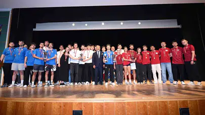 Binlerce milli sporcunun yetiştiği Anadolu Üniversitesi'nde şampiyonlar sahnede: 40 yıllık gelenek taçlandı