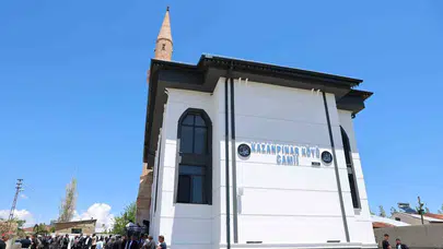Sivas'ta asırlık geleneğe modern dokunuş: Kazanpınar köyü yeni camisine kavuştu