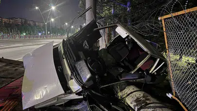 Kayseri’de dehşet anları: Kontrolden çıkan otomobil çitleri aşıp bahçeye gömüldü