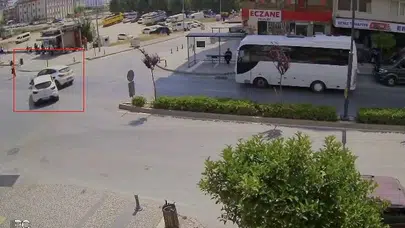 Yaya geçidindeki nezaket kazayla bitti: Sürücü durdu, diğeri çarptı