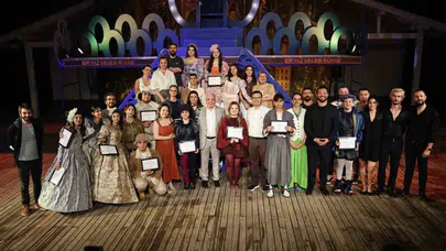 Sahne tozunu yutan gençler devleşti: Shakespeare klasiği Balat’ta yeniden hayat buldu