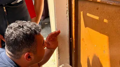 Küçük çocuğun korku dolu anları: Demir kapı adeta tuzak oldu