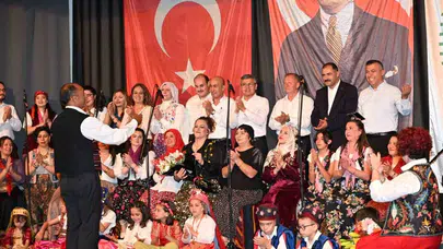 Demirci’de türkü şöleni: Kaymakam ve Başkan mikrofonu eline aldı, salon coştu