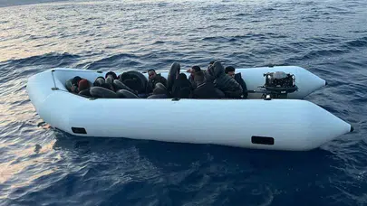 Denizin ortasında ölümle burun buruna geldiler: Sahil Güvenlik ekipleri 18 kişiyi son anda kurtardı