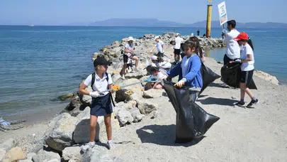 Kuşadası’nda minik eller doğa için iş başında: Sahiller tertemiz oldu
