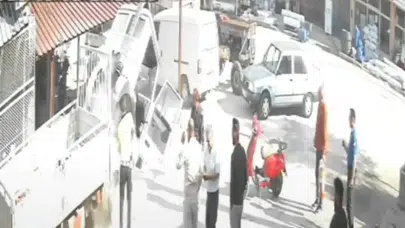 Tefenni'de büyük felaketi önleyen refleks: Devriye gezen polis alevlerin arasına daldı