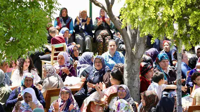 Güllüce’de asırlık gelenek yaşatıldı: Gülbaba’nın huzurunda bereket için el açtılar