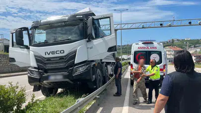 Sinop’ta korku dolu anlar: Direksiyon başında fenalaşan sürücü refüje çarparak durabildi