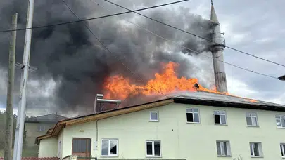 Kayı köyünde hüzünlü sabah: Yarım asırlık mabet alevlere teslim oldu