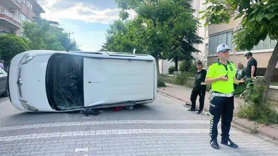 Tavşanlı’da korkutan kaza: Kavşakta çarpışan araçlardan biri devrildi