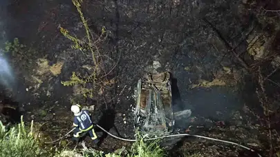 Denizli'de korku dolu anlar: Şarampole uçan araç ormanı tutuşturdu