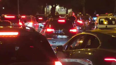 Kadıköy’de tehlikeli şov kısa sürdü: Trafiği birbirine katan gence ağır fatura