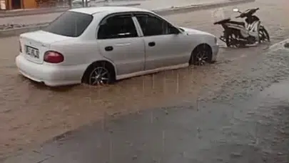 Bayburt’ta aniden bastıran sağanak günlük yaşamı felç etti: Sokaklar göle döndü