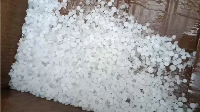 Bilecik'te gökyüzü karardı, ceviz büyüklüğündeki dolu tarımı vurdu