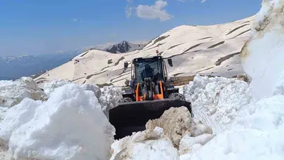 Takvimler haziranı gösteriyor ama Hakkari’de kış bitmiyor: 3 metrelik kar duvarları iş makinelerini bekliyor