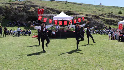 Eskişehir’de sınırları aşan dostluk: Nijerli konuk şalvar gecesinde halay çekti