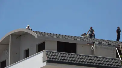 Alanya’da yürekleri ağza getiren anlar: 4 katlı binanın çatısında saatler süren gerilim