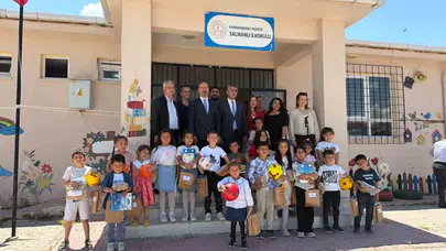 Deprem bölgesindeki çocuklara İstanbul'dan sevgi köprüsü: Tiyatro sahnesiyle yüzleri güldürdüler