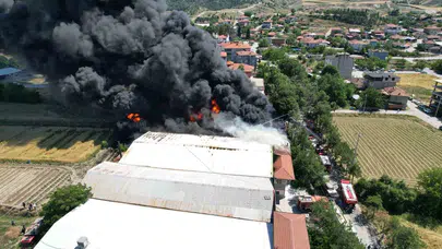 Denizli’de gökyüzü siyaha büründü: Kauçuk fabrikasındaki dehşet anları havadan görüntülendi