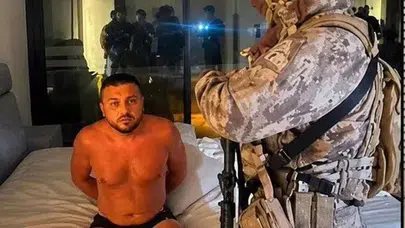 Çeşme’de şafak operasyonu: Kırmızı bültenle aranan baronun saklandığı lüks villada dikkat çeken isim