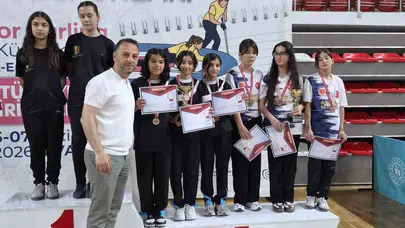 Sivas’ta Afyon rüzgarı: Yunus Emre Ortaokulu kürsüye ambargo koydu