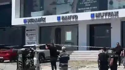 Avcılar’da korku dolu anlar: Kontrolden çıkan otomobil bariyerleri aşıp yan yola çakıldı
