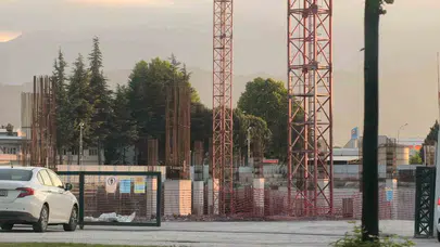 İnegöl'de korkutan kaza: Montaj yaparken metrelerce yükseklikten çakıldı