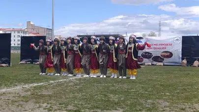 Kars’ta sahne gençlerin: Anadolu’nun kadim ezgileri bu kez öğrencilerle hayat buldu