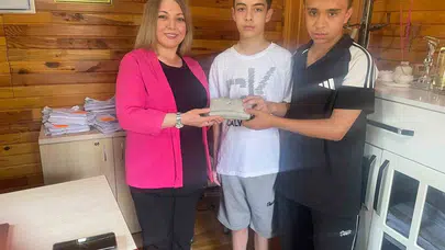 İnsanlık ölmemiş dedirten hareket: Yerde buldukları cüzdanı kuruşuna dokunmadan teslim ettiler