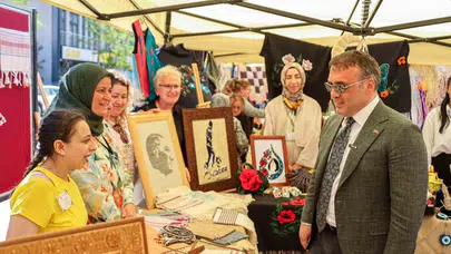 Bilecik’te sanat rüzgarı: Kursiyerlerin hünerleri Cumhuriyet Meydanı’nı süsledi