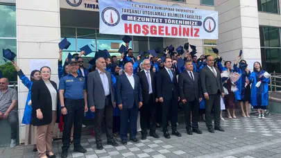 Tavşanlı’da kep atma heyecanı: Mezunlar altın bileziklerini aldı