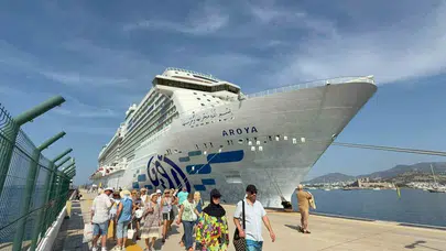 Dev kruvaziyer Bodrum limanını hareketlendirdi: Binlerce turist Ege kıyılarına akın etti