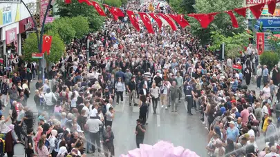 Gülün başkentinde görsel şölen: Isparta sokakları mis kokulu festivalle renklendi