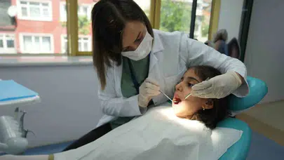 Süt dişlerini önemsemeyen ebeveynlere kritik uyarı: Çocuğunuzun başarısı diş sağlığına bağlı olabilir