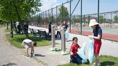 Büyüklerden bekledikleri hassasiyeti kendileri gösterdiler: Melen Su Park’ta miniklerden dev çevre dersi