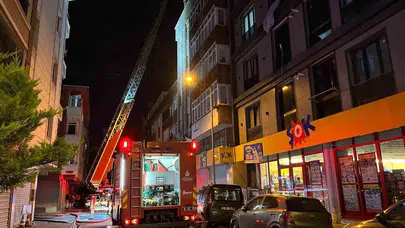 Esenyurt’ta geceyi aydınlatan alevler: 4 katlı binanın çatısı küle döndü