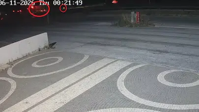 Kırmızı ışıkta acı son: Motosikletli genç kamyonun altına girdi